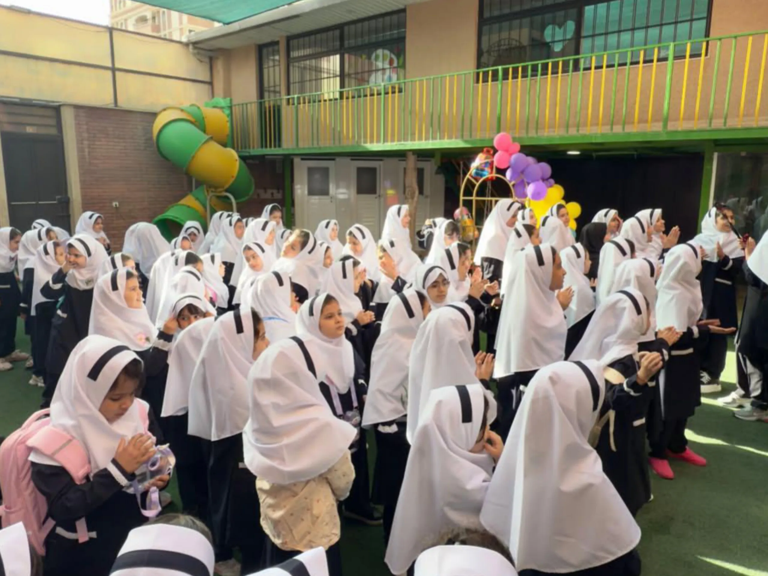 دانش‌آموزان راه رضوان در حیاط مدرسه